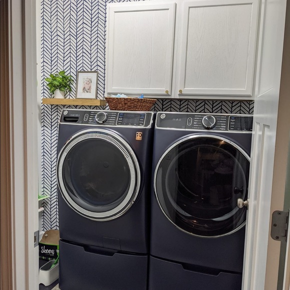 Peel & Stick Wallpaper Herringbone Navy Blue (x2) - Picture 5 of 16